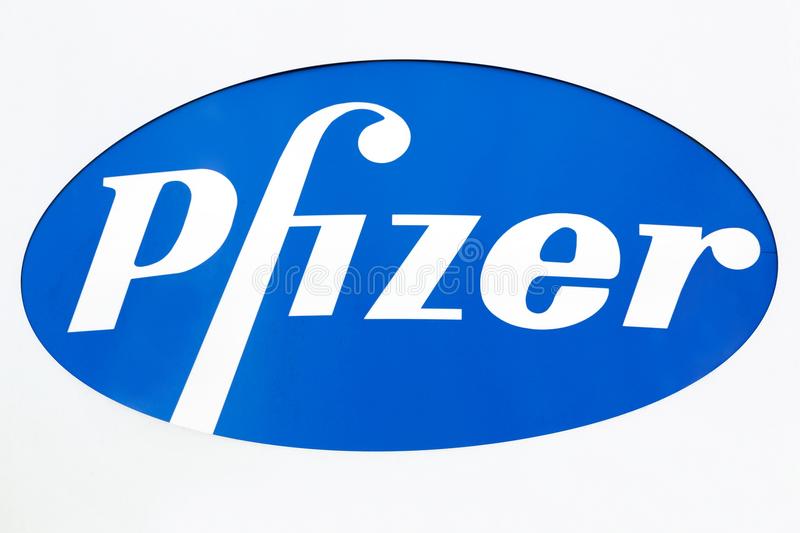 логотип-pfizer-на-стене-107145312