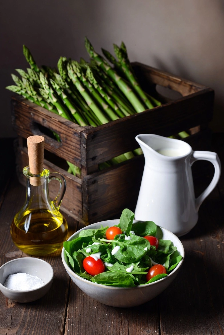 Весняна адаптація організму — продукти з клітковиною (спаржа, овочевий салат), білком (молоко) та джерелами омега-3 в раціоні