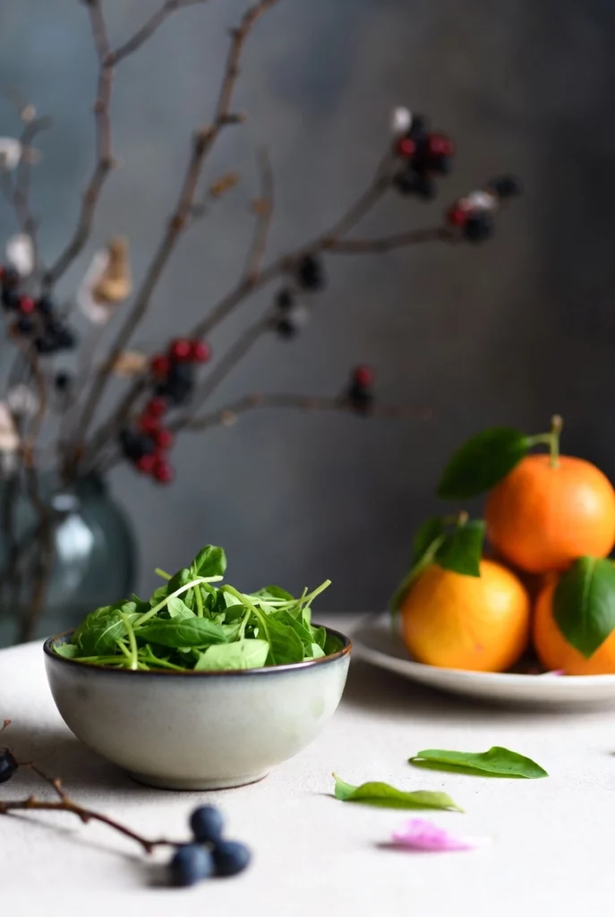 Весняна адаптація організму — шпинат, фрукти та ягоди в раціоні