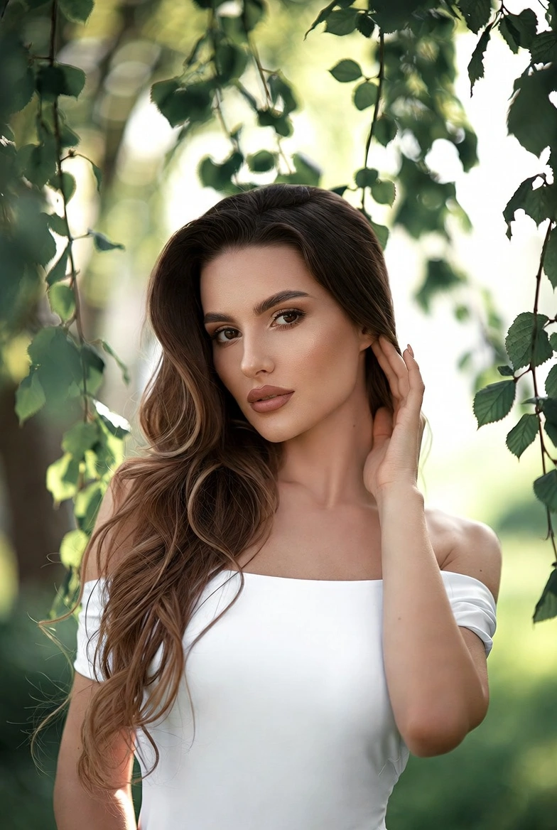 Жінка з густим здоровим волоссям без ознак весняного випадіння волосся