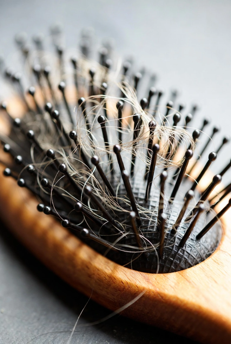 волосся на щітці багато