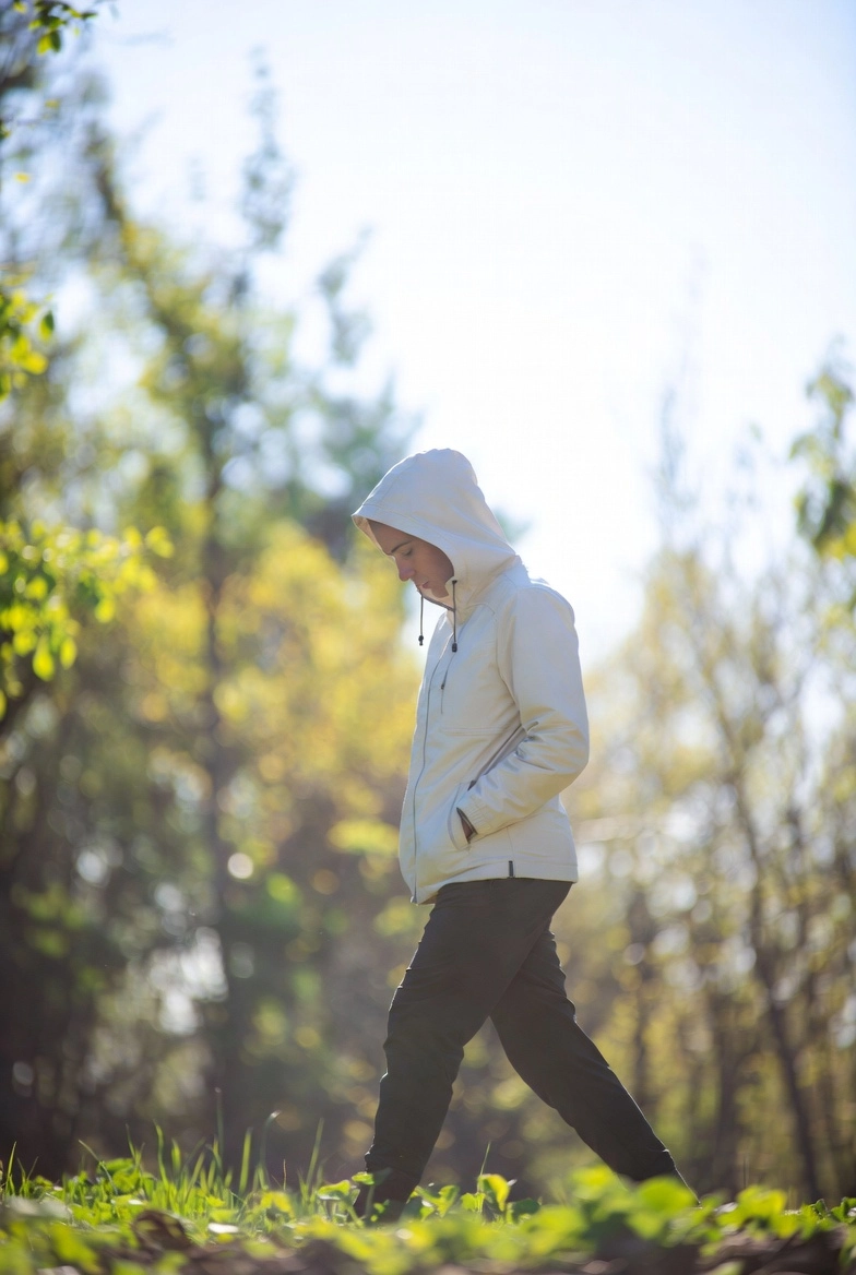 Чоловік на весняній прогулянці