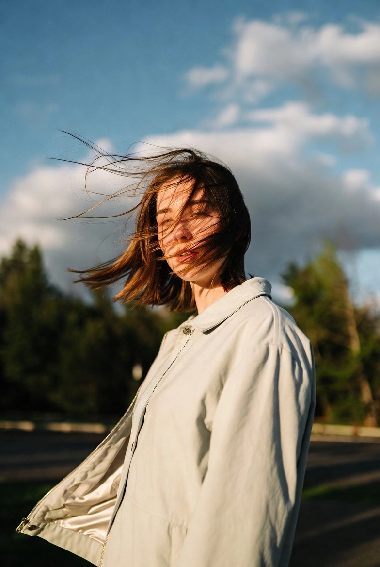 Дівчина на вулиці навесні