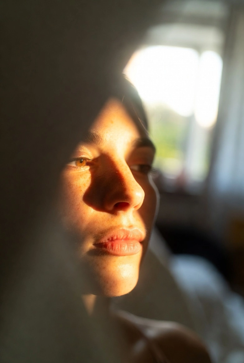 Дівчина під сонячним світлом, втомлена через порушений сон навесні