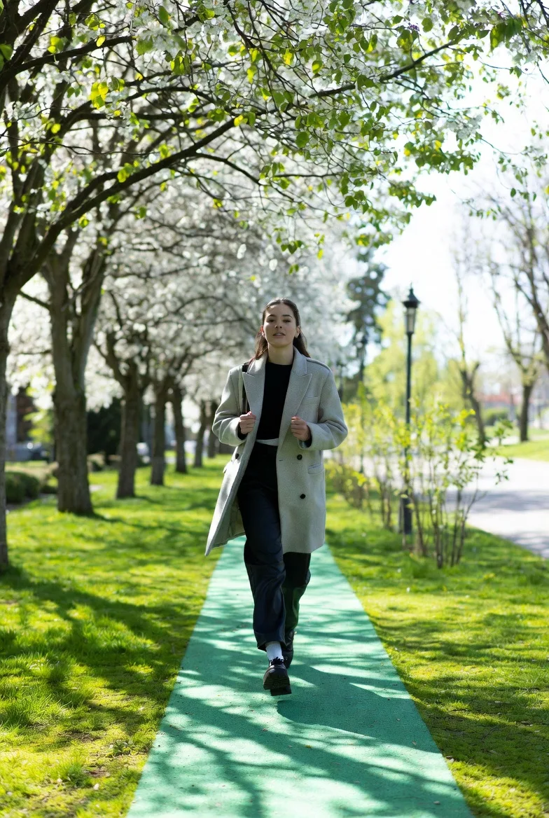 Жінка на прогулянці навесні, свіже повітря та підтримка організму