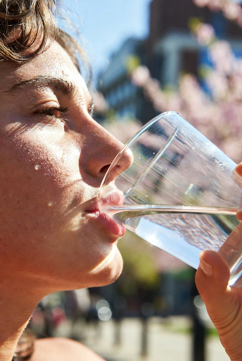 Жінка п'є багато води — адаптація організму під час подорожей